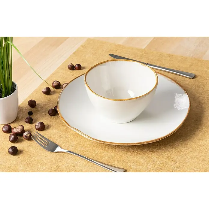 Schale Tabo - Ø x H: 11 x 5 cm, Weiß - Eine elegante Tischszene mit einem weißen Schälchen und Teller mit braunem Rand, umgeben von Kastanien und Besteck.