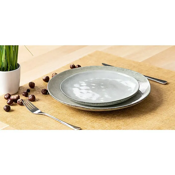 Teller Tabo - 1 Stk., Ø x H: 20,5 x 2 cm, Keramik, Grau - Nahaufnahme von zwei grauen Keramiktellern, einer Gabel, einem Messer, Kastanien und einer Topfpflanze auf einem Tisch.