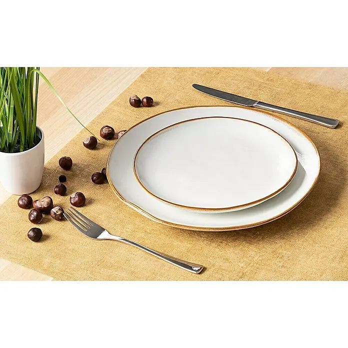 Teller Tabo - 1 Stk., Ø x H: 20,5 x 2 cm, Keramik, Weiß - Dieses Bild zeigt ein Set mit weißen Tellern mit braunem Rand, Besteck und Kastanien auf einer Tischdecke. Das Geschirr ist elegant und stilvoll.