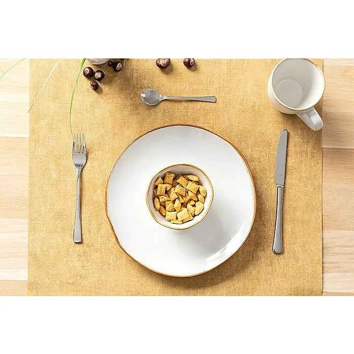 Schale Tabo - Ø x H: 11 x 5 cm, Weiß - Ein Arrangement mit einem weißen Teller, einer Schüssel mit Knabbereien, Besteck und einer Tasse auf einer goldfarbenen Tischdecke.