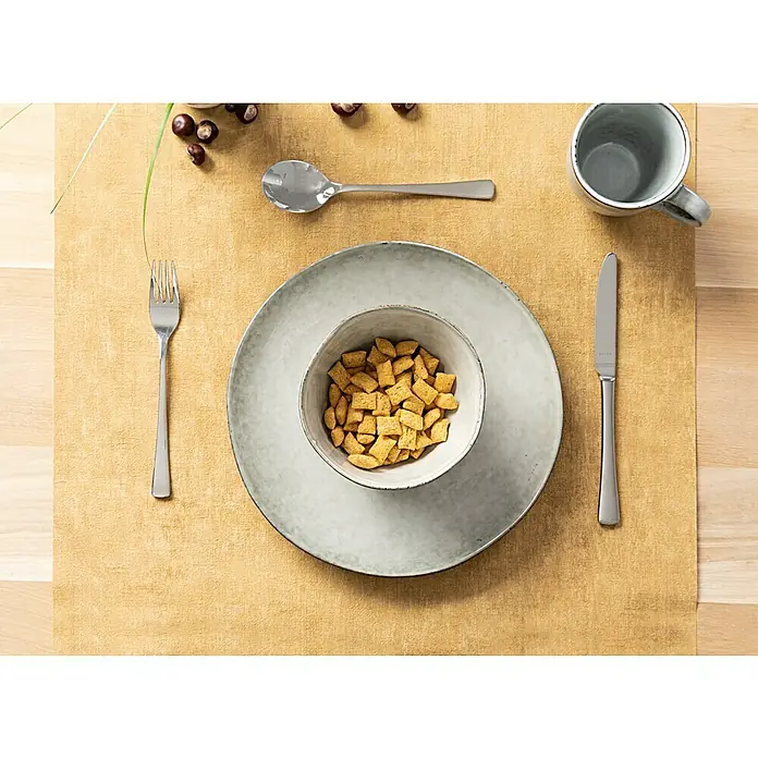 Schale Tabo - Ø x H: 14 x 6,5 cm, Grau - Stillleben mit Müslischale auf Teller, Messer, Gabel, Löffel, Tasse und Kastanien auf einem Tischset, das ein stimmungsvolles Frühstücks-Ambiente kreiert.