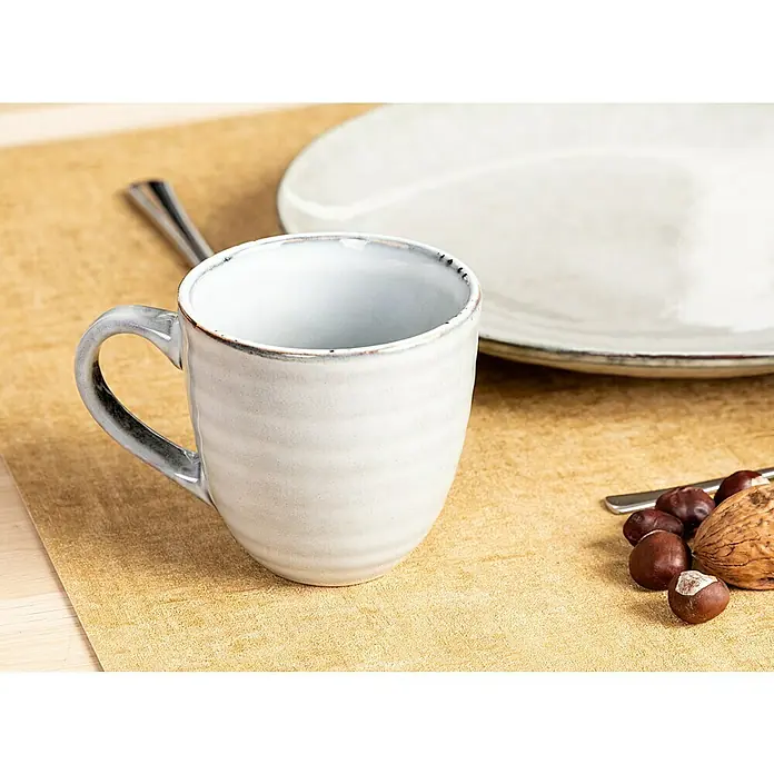 Tasse TaboØ x H: 9 x 9 cm, Grau, Keramik - Nahaufnahme einer rustikalen, grauen Keramiktasse auf einem Tischset, neben einem Teller und Nüssen, für eine gemütliche Atmosphäre.