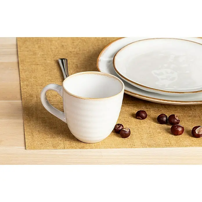 Tasse Tabo - Ø x H: 9 x 9 cm, Weiß, Keramik - Nahaufnahme eines Keramikbechers mit Tellern und Kastanien auf einem Tischset, das die rustikale Eleganz des Geschirrs betont.