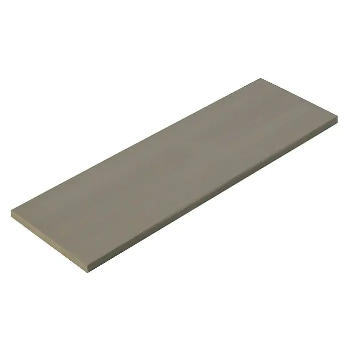 Dolle Wandboard Lite Vintage - L x B x S: 60 x 20 x 1,8 cm, Kiefer Grau - Graue Holzplatte auf schwarzem Hintergrund. Perfekt für DIY-Projekte oder als neutrale Oberfläche zum Präsentieren von Produkten.