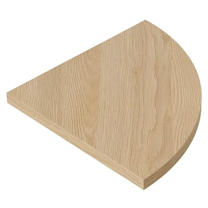 Dolle Wandboard Lite - L x B x S: 30 x 30 x 1,9 cm, Eiche - Nahaufnahme eines hölzernen Eckregals, das eine dreieckige Form mit einer abgerundeten Kante hat. Das Holz hat eine helle Farbe und eine sichtbare Maserung.