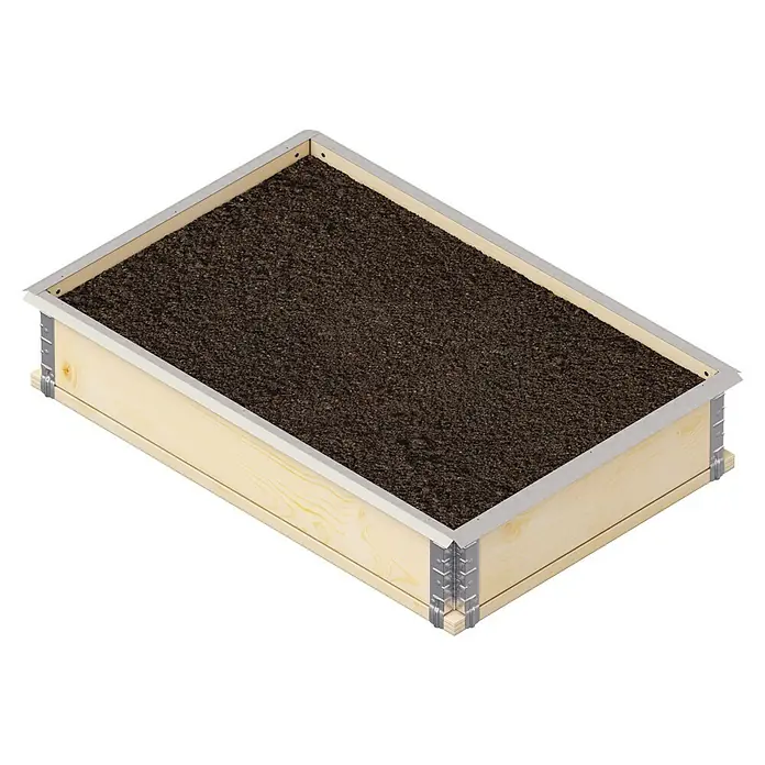 Upyard Schneckenblech - 119,5 x 4,3 cm, Silber - Ein rechteckiger Pflanzkasten aus Holz mit Metallecken, gefüllt mit dunkler Erde. Ideal für den Garten oder Balkon.