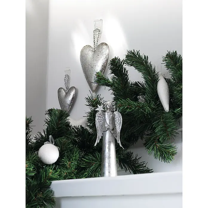 Tesa Powerstrips Dekohaken - Selbstklebend, Transparent, Größe: XL, 2 Stk. - Weihnachtliche Dekoration mit silbernen Herzornamenten, einem Engel und einer Girlande.