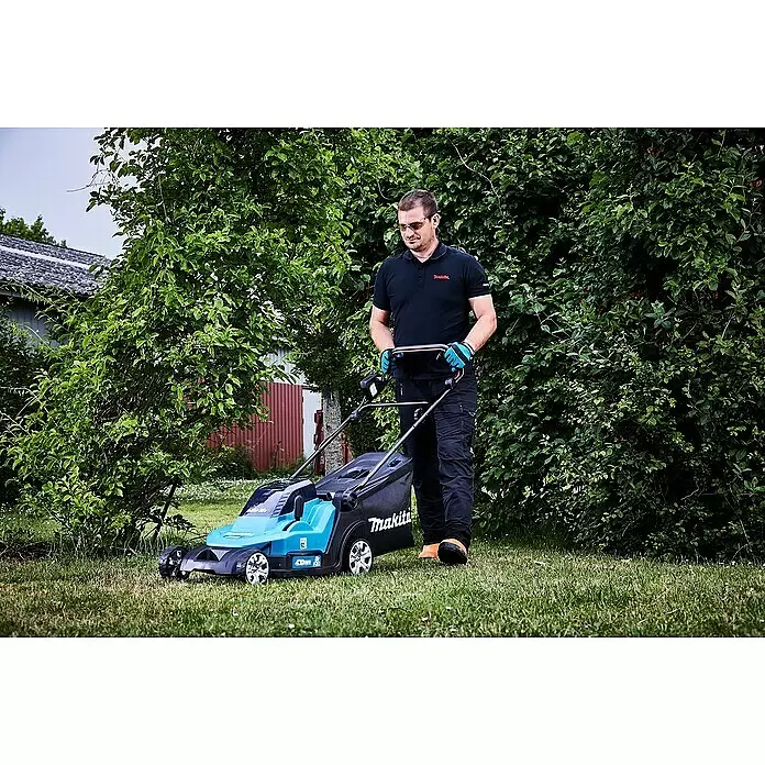 Makita LXT 18V Akku-Rasenmäher DLM432PT2 - 18 V, 2 Akkus, 5 Ah, Schnittbreite: 43 cm - Eine Person bedient einen blau-schwarzen Makita Rasenmäher auf grünem Gras im Garten.