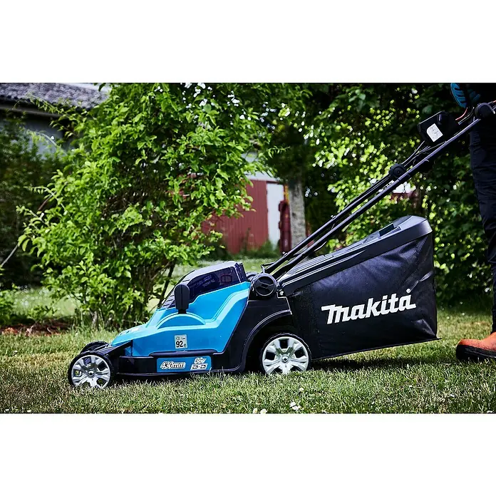 Makita LXT 18V Akku-Rasenmäher DLM432PT2 - 18 V, 2 Akkus, 5 Ah, Schnittbreite: 43 cm - Aufnahme einer Makita Akku-Rasenmäher, perfekt zum einfachen und kabellosen Mähen Ihres Rasens.