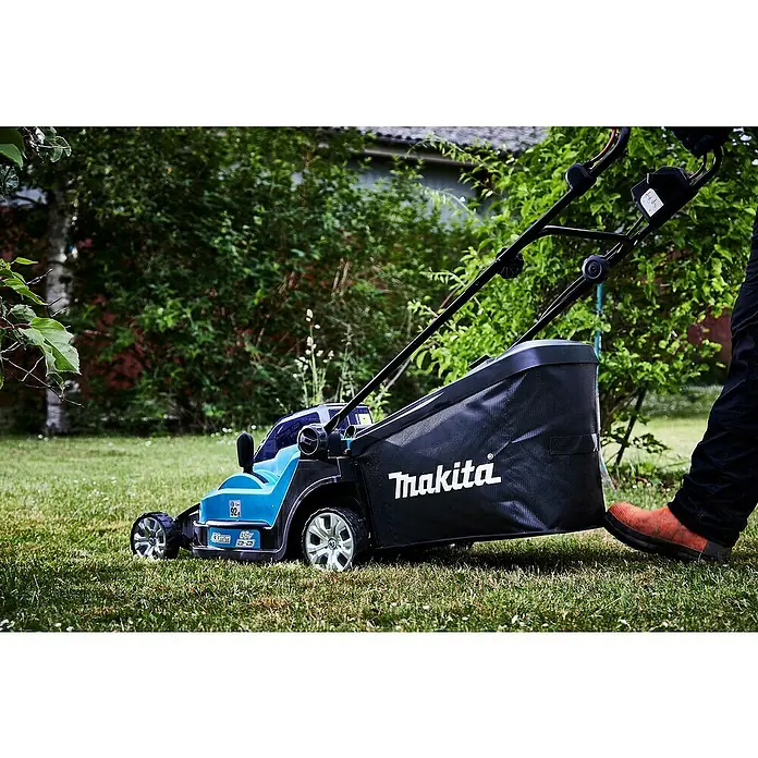 Makita LXT 18V Akku-Rasenmäher DLM432Z - 36 V, Ohne Akku, Schnittbreite: 43 cm - Nahaufnahme eines Makita Rasenmähers auf einem Rasen.