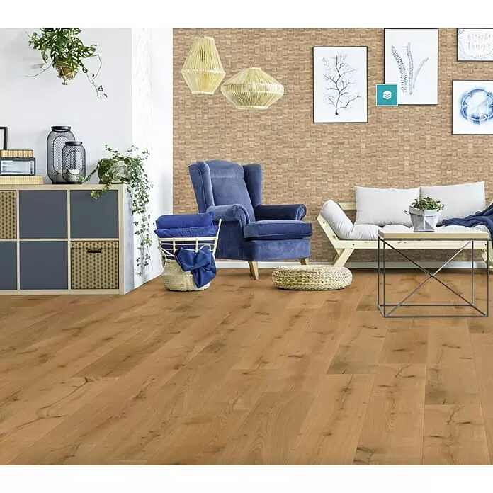 Parkett - Eiche Laura, Landhausdiele, 2.200 x 240 x 15 mm - Natürlicher hellbrauner Holzfußboden mit sichtbarer Maserung, in einem modernen Wohnzimmer verlegt.