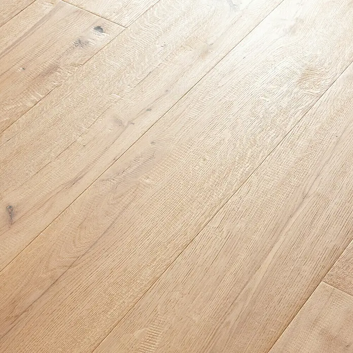 Parkett - Eiche Antique Davos, Landhausdiele, 1.900 x 190 x 15 mm - Nahaufnahme von hellem Parkettboden mit natürlicher Holzmaserung, ideal für moderne Innenräume und Fußbodenrenovierungen.