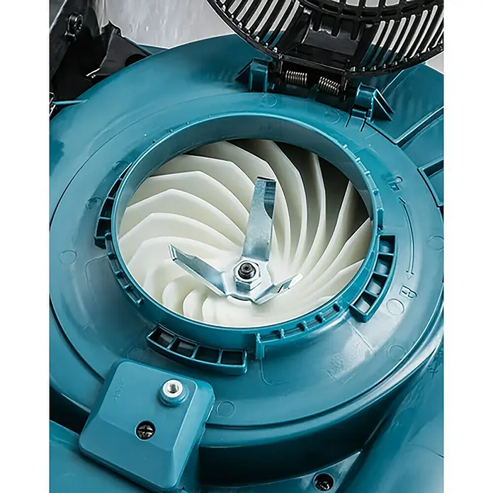 Makita LXT 18V Akku-Laubbläser DUB363ZV - 18 V, Li-Ionen, Ohne Akku, Blasleistung: 13,4 m³/min - Nahaufnahme des Häckslers eines Laubbläsers, der mit scharfen Klingen für feineres Mulchen ausgestattet ist.