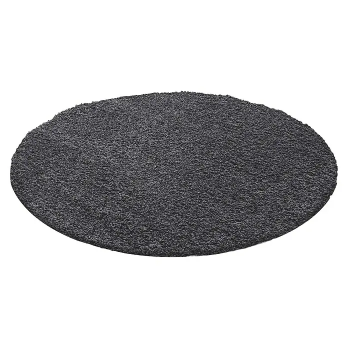 Hochflorteppich Life 1500 - Grau, Durchmesser: 80 cm, 100% Polypropylen - Runder, grauer Teppich mit rauer Textur auf schwarzem Hintergrund. Ideal, um jedem Raum einen Hauch von Komfort und Stil zu verleihen.