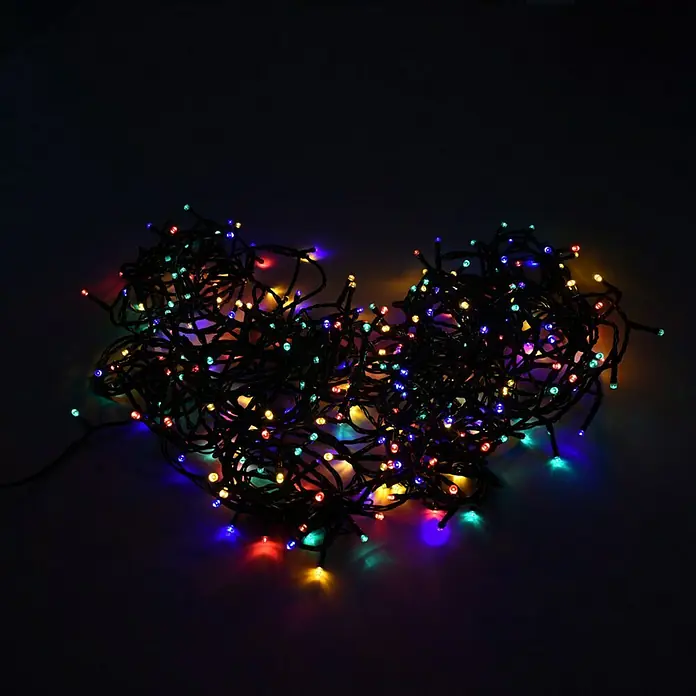 Muvit iO Guirnalda luminosa LED WiFi RGB+CCT - 6 m, Color de luz: RGBW, Para exterior - Un montón de luces de cadena de colores en una habitación oscura, iluminando el entorno con su cálido brillo. Perfecto para decoraciones festivas!