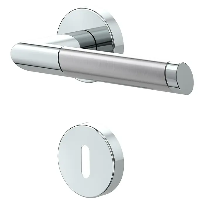 Diamond Doors Creative Drückergarnitur Nebraska - Stärke Tür: 40 mm - 45 mm, Edelstahl, L-Form, Buntbart - Nahaufnahme eines modernen Türgriffs und eines Schlüssellochs aus glänzendem Chrom, isoliert auf einem schwarzen Hintergrund.