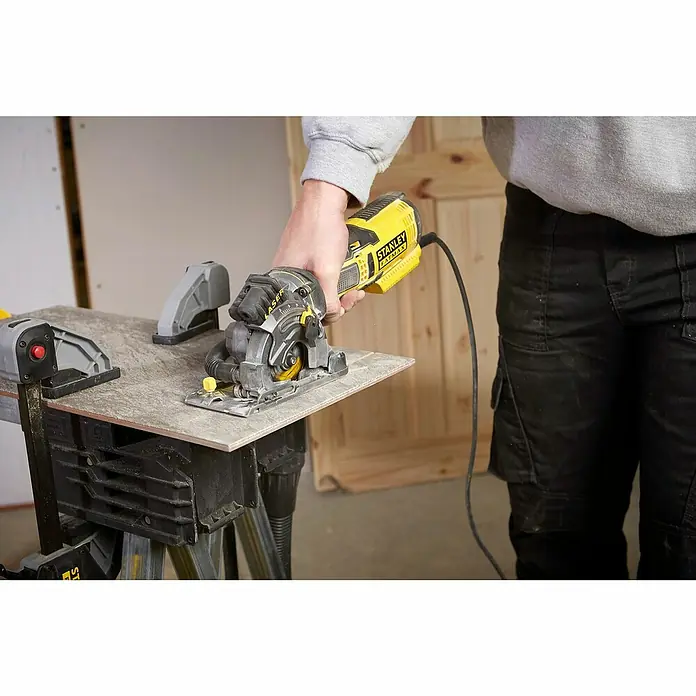 Stanley FatMax Handkreissäge FME380K-QS - 650 W, Durchmesser Sägeblatt: 89 mm, Schnitttiefe bei 90 °: 28,5 mm - Stanley Fatmax Minikreissäge in Aktion, präzise Schnitte leicht gemacht. Ideal für Heimwerker und Profis.