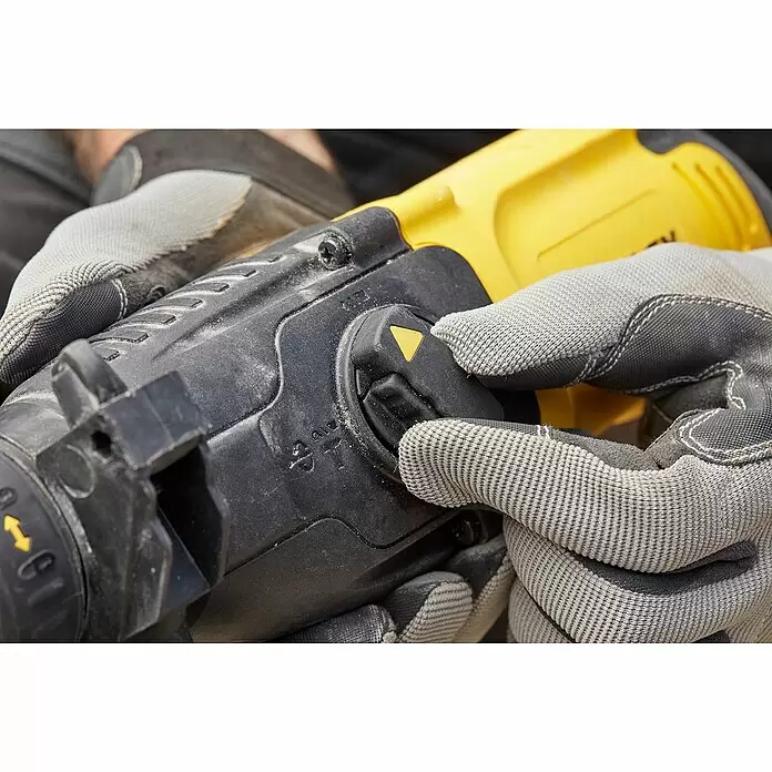 Stanley FatMax Kombihammer SFMEH200K-QS - 750 W, 2,2 J, SDS-Plus-Aufnahme - Hände in grauen Arbeitshandschuhen stellen den Moduswahlschalter eines schwarz-gelben Elektrowerkzeugs ein.