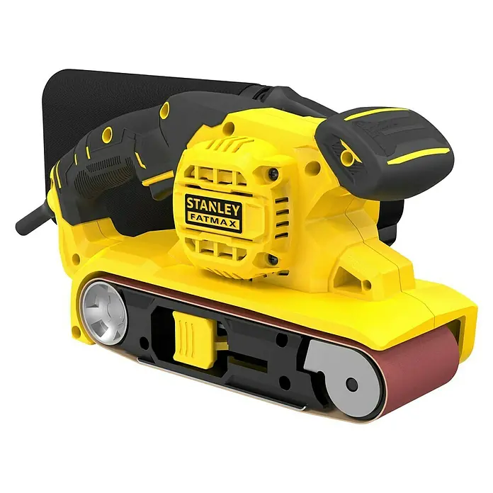 Stanley FatMax Elektro-Bandschleifer FMEW204K-QS - 1.010 W - Nahaufnahme eines gelben Stanley Fatmax Bandschleifers mit rotem Schleifband vor schwarzem Hintergrund.