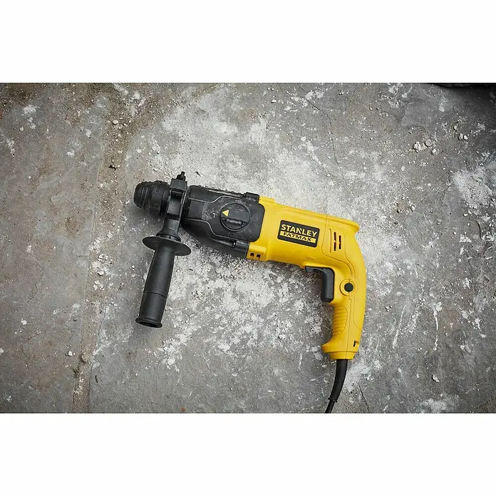 Stanley FatMax Kombihammer SFMEH200K-QS - 750 W, 2,2 J, SDS-Plus-Aufnahme - Hier ist ein gelber Stanley Fatmax Bohrhammer zu sehen. Das Gerät liegt auf einem grauen Untergrund.