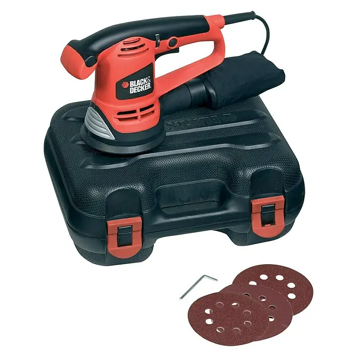 Black+Decker Elektro-Exzenterschleifer KA191EK-QS - 480 W, Durchmesser Schleifteller: 125 mm - Nahaufnahme eines Black+Decker Schleifers mit Zubehör auf einem Koffer.