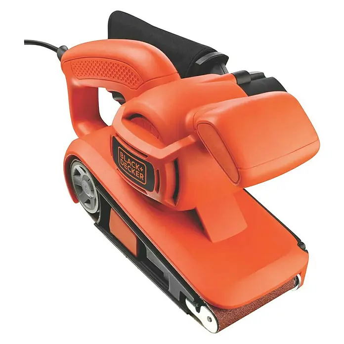 Black+Decker Elektro-Bandschleifer KA86-QS - 720 W - Nahaufnahme eines orangefarbenen BLACK+DECKER Bandschleifers vor schwarzem Hintergrund.