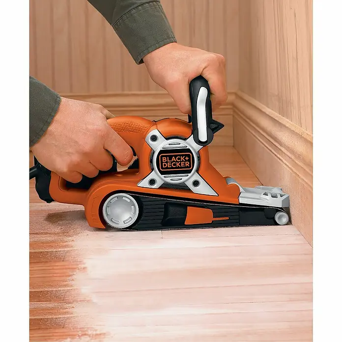 Black+Decker Elektro-Bandschleifer KA88-QS - 720 W - Ein Black+Decker Bandschleifer wird zum Schleifen eines Holzfußbodens verwendet, um die Oberfläche zu glätten und für die weitere Bearbeitung vorzubereiten.