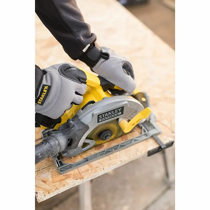 Stanley FatMax Handkreissäge FME301-QS - 1.650 W, Durchmesser Sägeblatt: 190 mm, Schnitttiefe bei 90 °: 66 mm - Nahaufnahme einer Stanley Fatmax Kreissäge in Benutzung, bedient von Händen mit Stanley Arbeitshandschuhen.