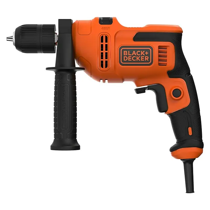 Black+Decker Schlagbohrmaschine BEH200K-QS - 500 W, Schnellspannbohrfutter - Orangefarbene Black+Decker Bohrmaschine mit schwarzem Griff und Bohrfutter vor schwarzem Hintergrund.