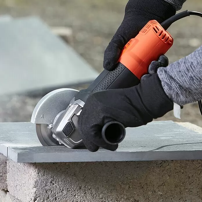 Black+Decker Elektro-Winkelschleifer BEG210-QS - 900 W, Durchmesser Scheibe: 115 mm, Leerlaufdrehzahl: 12.000 U/min - Anwendungsbeispiel