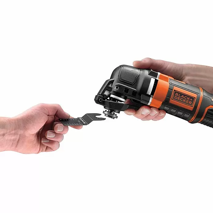 Black+Decker Elektro-Multifunktionswerkzeug MT300KA-QS - 300 W - Eine Hand hält ein schwarz-orangefarbenes BLACK+DECKER Multitool, während eine andere Hand ein schwarzes Sägeblatt anbringt.
