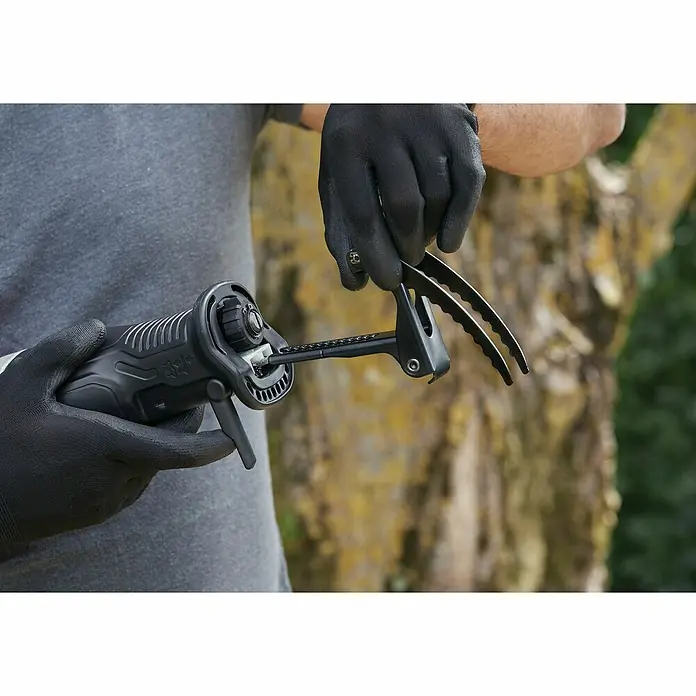 Black+Decker Säbelsäge BES301-QS - 750 W - Nahaufnahme einer Person, die eine Akku-Säbelsäge mit einer schwarzen Klinge und einem schwarzen Griff hält, die sich vor einem unscharfen Hintergrund befindet.