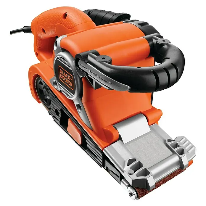 Black+Decker Elektro-Bandschleifer KA88-QS - 720 W - Nahaufnahme eines orangefarbenen Black+Decker Bandschleifers mit schwarzem Griff und silberner Basis vor schwarzem Hintergrund.