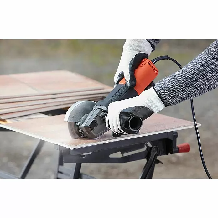 Black+Decker Elektro-Winkelschleifer BEG220-QS - 900 W, Durchmesser Scheibe: 125 mm, Leerlaufdrehzahl: 12.000 U/min - Anwendungsbeispiel