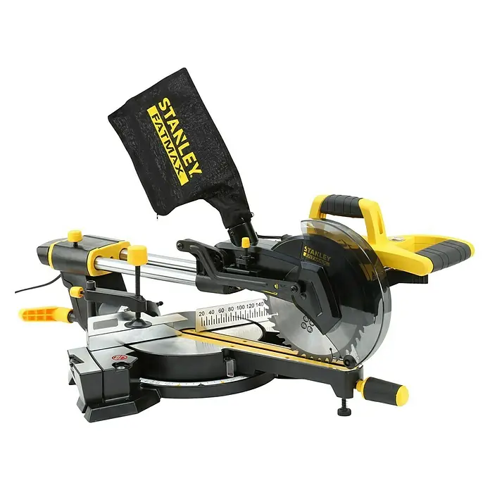 Stanley FatMax Kapp- & Gehrungssäge FME721-QS - 1.500 W, Durchmesser Sägeblatt: 216 mm, Leerlaufdrehzahl: 0 U/min - 5.000 U/min - Nahaufnahme einer STANLEY FATMAX Kapp- und Gehrungssäge mit Staubbeutel und gelben Akzenten vor schwarzem Hintergrund.