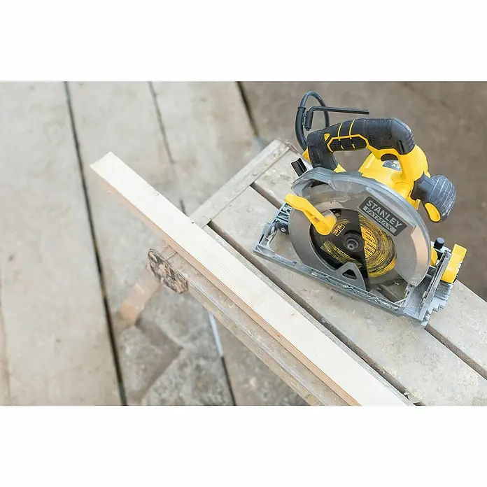 Stanley FatMax Handkreissäge FME301-QS - 1.650 W, Durchmesser Sägeblatt: 190 mm, Schnitttiefe bei 90 °: 66 mm - Kreissäge Stanley Fatmax mit einem Holzstück auf einer Werkbank, bereit für Holzarbeiten und Projekte.