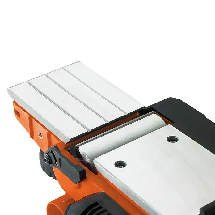 Black+Decker Elektrohobel KW750K-QS - 750 W, Hobeltiefe: 0 mm - 2 mm, Leerlaufdrehzahl: 16.500 U/min - Nahaufnahme eines Hobels mit orangefarbenem Gehäuse und silberfarbenen Hobelmessern, ideal zum präzisen Bearbeiten von Holzoberflächen.