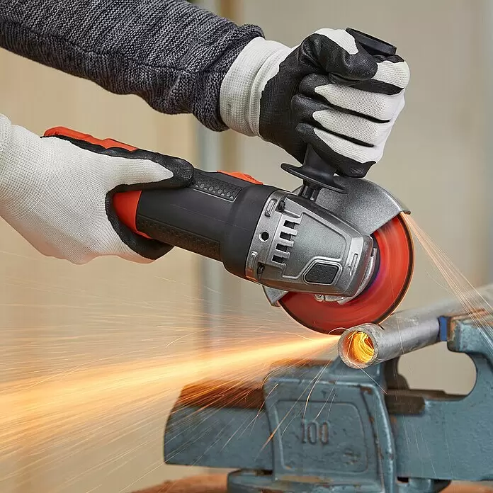 Black+Decker Elektro-Winkelschleifer BEG210-QS - 900 W, Durchmesser Scheibe: 115 mm, Leerlaufdrehzahl: 12.000 U/min - Anwendungsbeispiel