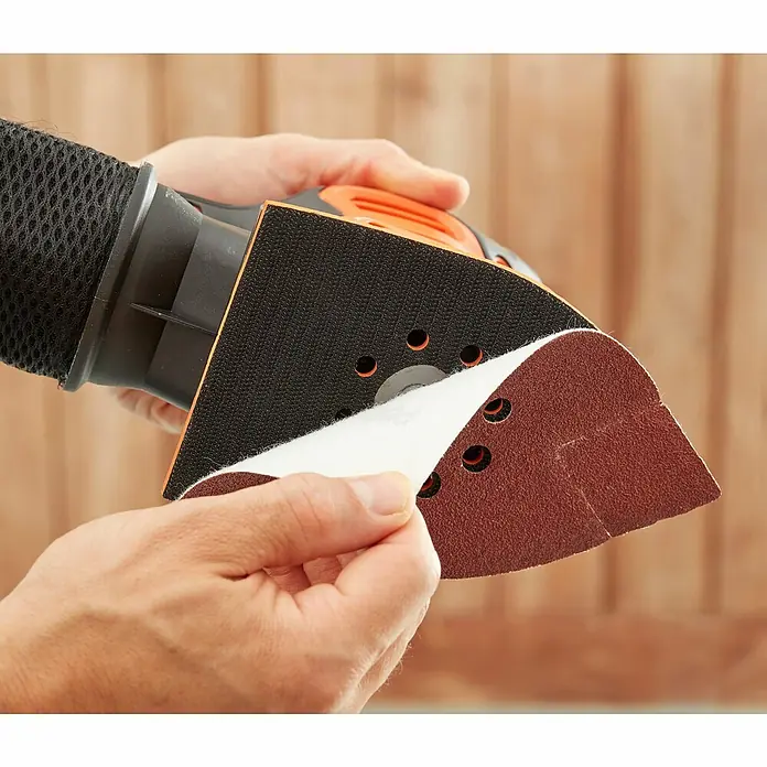 Black+Decker Elektro-Multischleifer BEW200K-QS - 200 W, Leerlaufschwingzahl: 24.000 U/min, Durchmesser Schwingkreis: 2 mm - Schleifpapier wird auf eine dreieckige Schleifmaschine geklebt. Das Schleifpapier ist rotbraun mit Löchern.