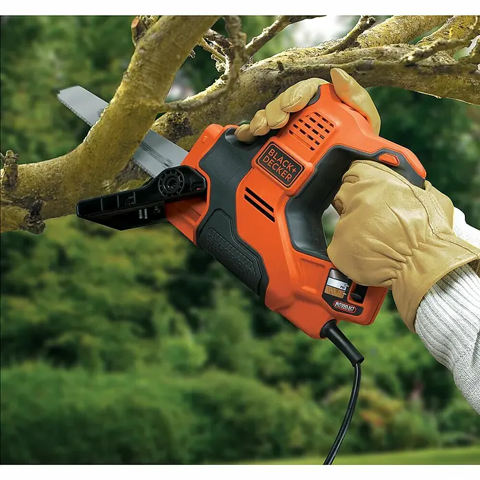 Black+Decker Elektro-Stichsäge RS890K-QS - 500 W, Hublänge: 23 mm - Die Black+Decker Akku-Astsäge in Aktion, ideal zum mühelosen Beschneiden von Bäumen und Sträuchern im Garten.