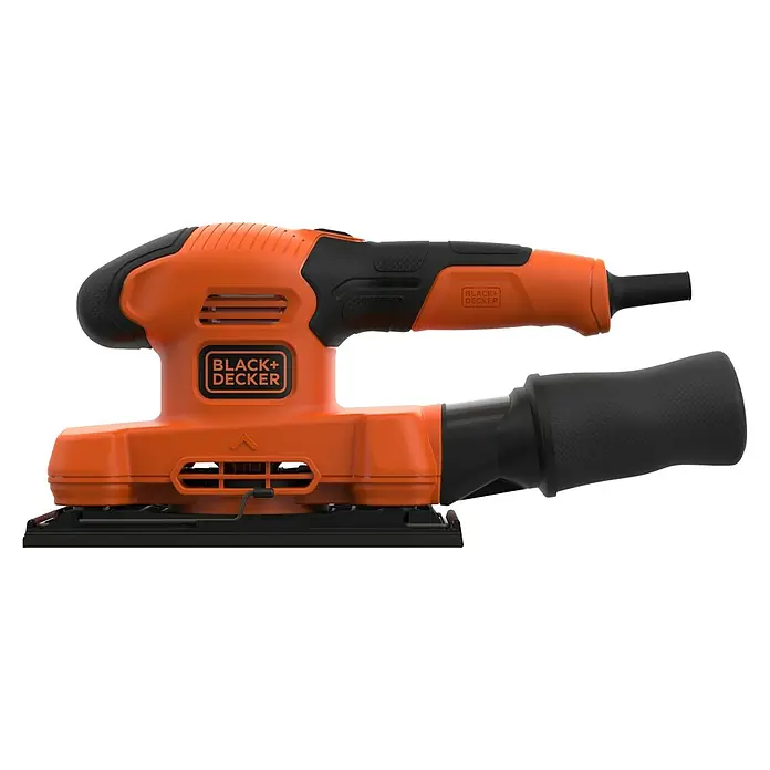 Black+Decker Elektro-Schwingschleifer BEW220-QS - 150 W - Nahaufnahme eines orangefarbenen Black+Decker Elektro-Schwingschleifers mit schwarzem Staubfangsack vor schwarzem Hintergrund.
