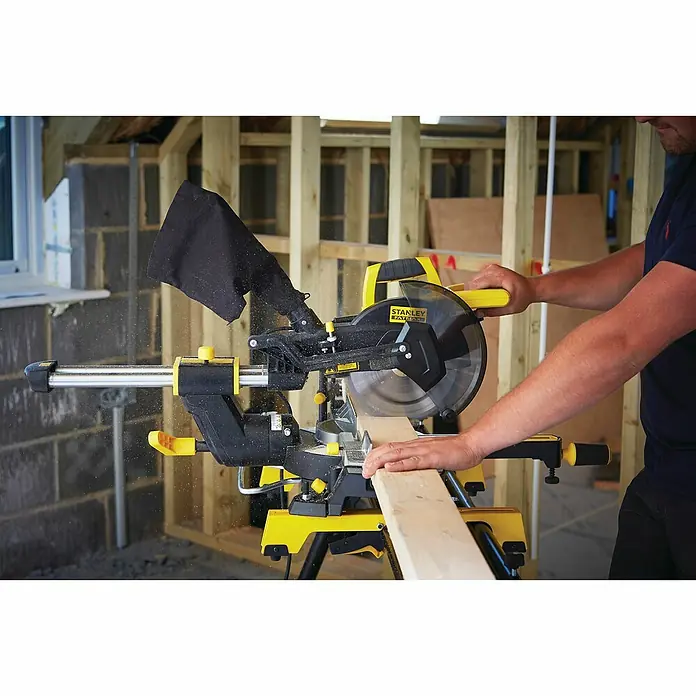 Stanley FatMax Kapp- & Gehrungssäge FME721-QS - 1.500 W, Durchmesser Sägeblatt: 216 mm, Leerlaufdrehzahl: 0 U/min - 5.000 U/min - Eine Stanley-Kapp- und Gehrungssäge in Aktion beim Schneiden eines Holzstücks, ideal für präzise Holzarbeiten und Heimwerkerprojekte.
