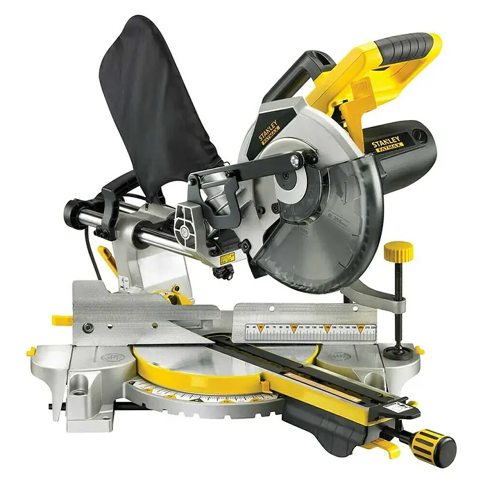Stanley FatMax Sierra ingletadora telescópica telescópica FME720 - 2.000 W, Diámetro hoja de sierra: 255 mm, 0 r.p.m. - 4.800 r.p.m. - Aquí hay una sierra de corte e inglete Stanley Fatmax. La herramienta es amarilla, negra y plateada con un escudo protector.