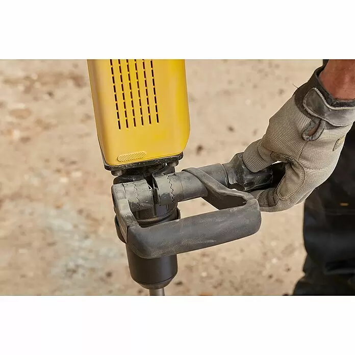 Stanley FatMax Abbruchhammer SFMEH230K-QS - 1.600 W, 15 J, SDS-Max-Aufnahme - Person hält gelben und schwarzen Presslufthammer am Griff, bereit zum Einsatz.