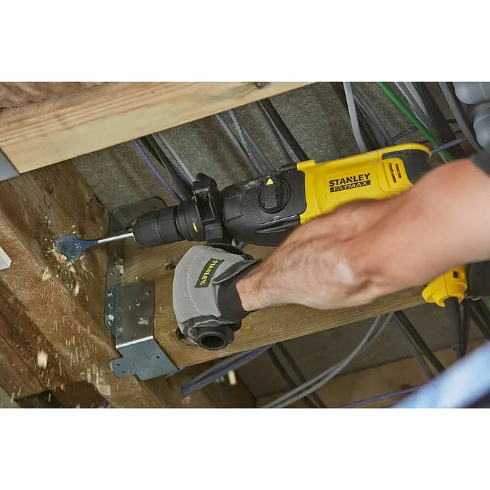 Stanley FatMax Kombihammer SFMEH210K-QS - 800 W, 2,4 J, SDS-Plus-Aufnahme - Der STANLEY FATMAX Bohrhammer in Aktion, mit Bohrer, der Holz durchbohrt und Späne erzeugt. Das Werkzeug der Wahl für jede Baustelle!