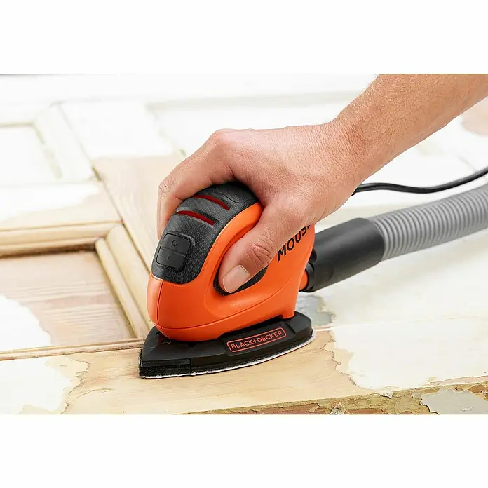 Black+Decker Elektro-Multischleifer BEW230K-QS - 55 W, Leerlaufschwingzahl: 22.000 U/min, Durchmesser Schwingkreis: 1,5 mm - Nahaufnahme eines Black+Decker-Mäuse-Schleifers in Aktion, der Farbe von einer Holzoberfläche entfernt.