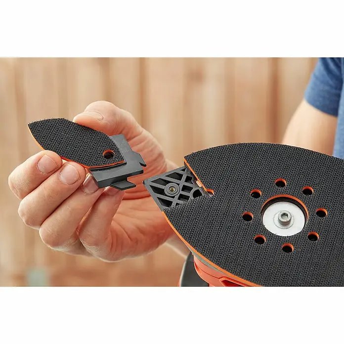 Black+Decker Elektro-Multischleifer BEW200K-QS - 200 W, Leerlaufschwingzahl: 24.000 U/min, Durchmesser Schwingkreis: 2 mm - Nahaufnahme eines Black+Decker Schleifgeräts mit austauschbarem Schleifkopf für Ecken und Kanten. Ideal für Heimwerkerprojekte.