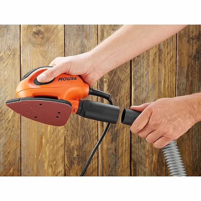 Black+Decker Elektro-Multischleifer BEW230K-QS - 55 W, Leerlaufschwingzahl: 22.000 U/min, Durchmesser Schwingkreis: 1,5 mm - Ein orangefarbener Mouse-Handschleifer mit Schleifpapier und einem flexiblen Schlauch, der an einem Holzbrett befestigt ist.