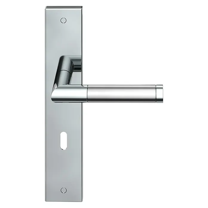Diamond Doors Creative Drückergarnitur Louisiana - Stärke Tür: 38 mm - 45 mm, Edelstahl, L-Form, Buntbart - Eine Nahaufnahme einer modernen Türgarnitur aus Chrom mit einem schlanken Griff und einer rechteckigen Platte.