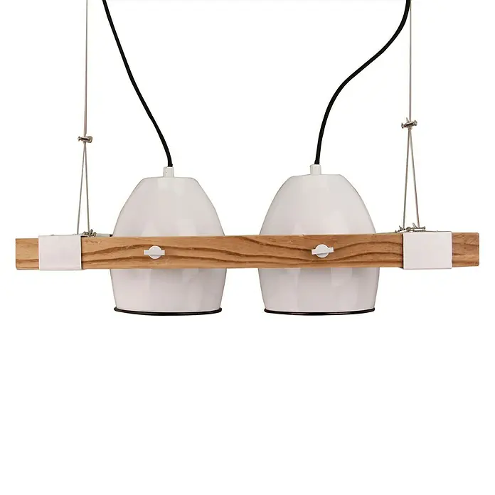 Pendelleuchte - 40 W, Weiß/Holz, E27 - Eine moderne Pendelleuchte mit zwei weißen Lampenschirmen, die an einem Holzbrett befestigt sind, hängt von dünnen Stahlseilen.